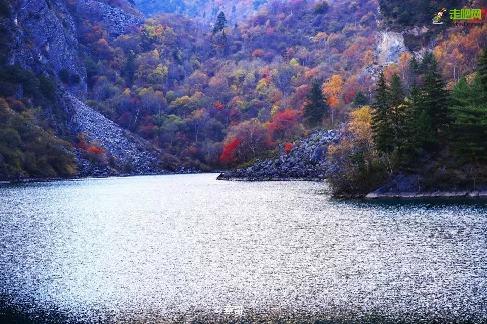 四川一条路途经全是石头的山,四川红叶一日游攻略