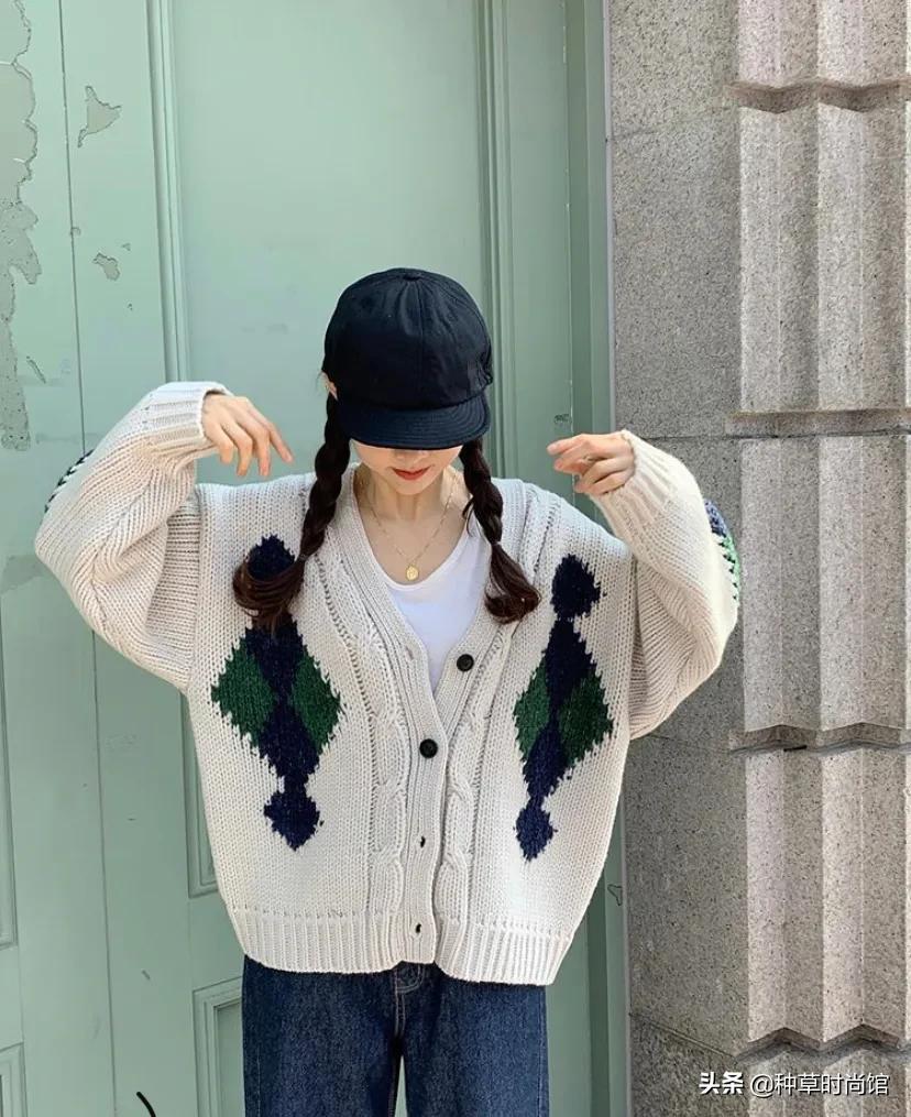 厚毛衣流行这样穿这也太洋气了,现在的毛衣都是短款高个要怎么穿