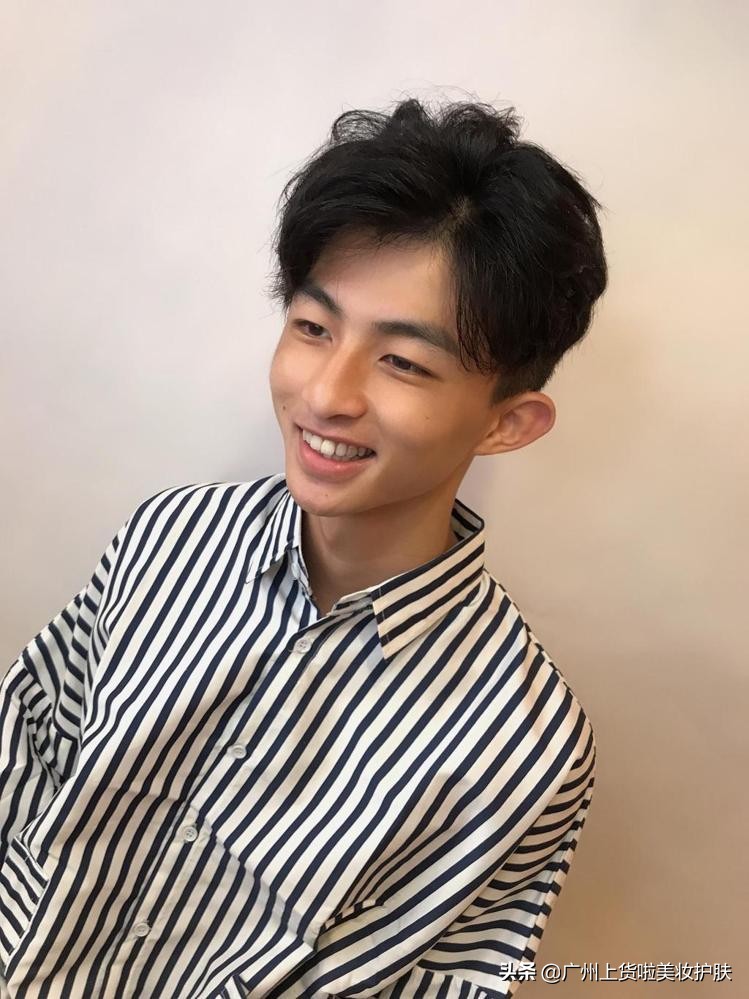 三款热搜的男生清爽露额头发型！让女孩对你刮目相看