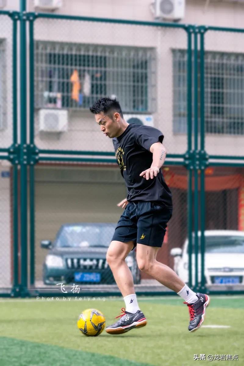 林丹脚踢球,林丹回到球场赢了