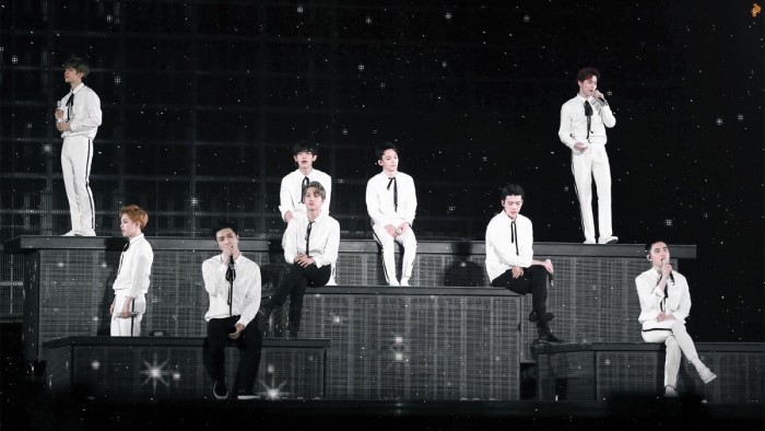 张艺兴让霓虹粉丝看抗日剧,张艺兴看金钟仁新歌