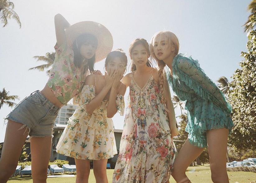 blackpink夏威夷团综穿浴袍,blackpink最新私服穿搭