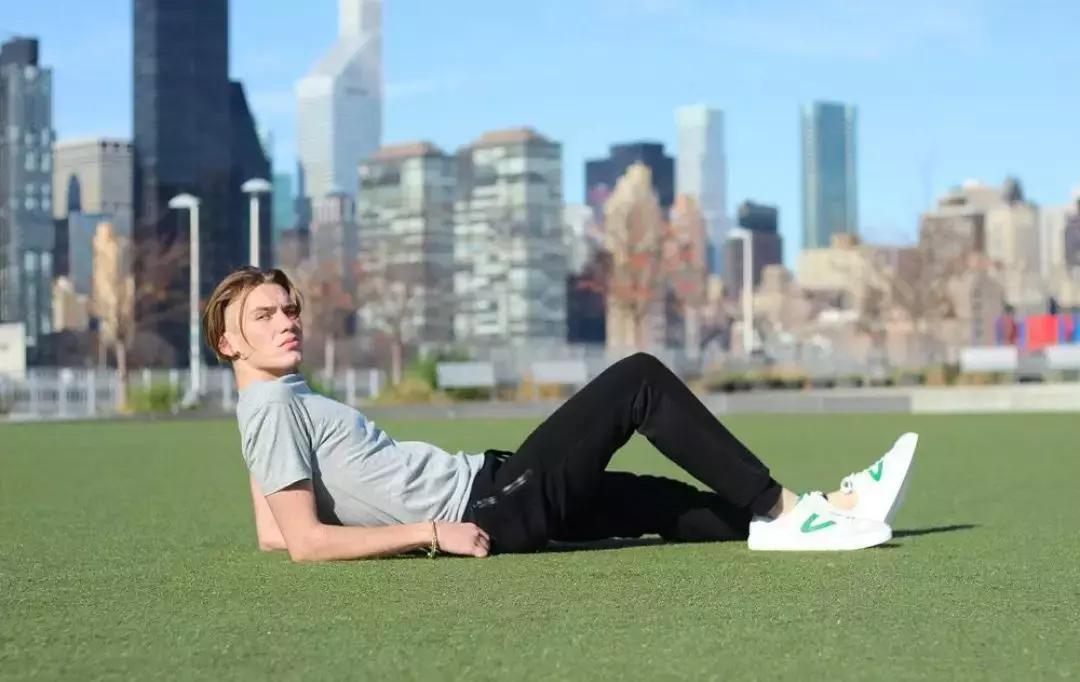 看男生第一眼会看鞋是什么心理,看男生第一眼会看衣品