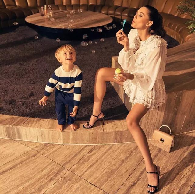 拍照姿势外景女人站姿4至5个人,在家自拍怎么拍出高级感拍照姿势