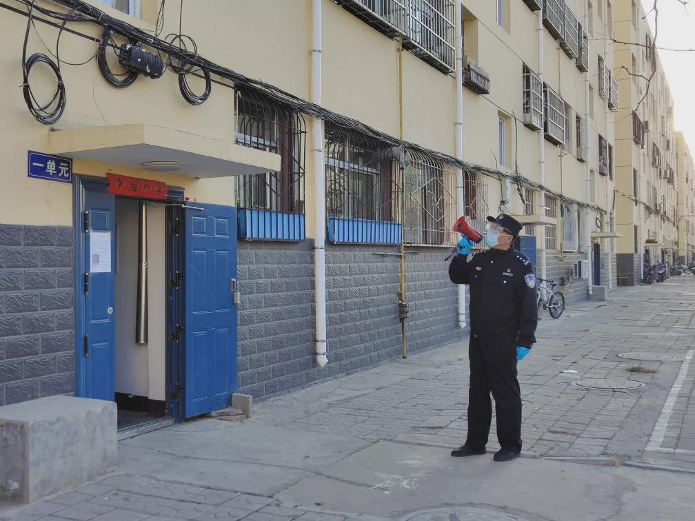 凝心聚力全民战“役”——红袖标警色蓝志愿红绘就最美色彩