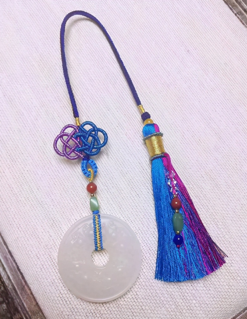 翡翠怎么用100块赚到10万,怎么把翡翠戴手上