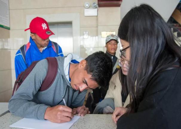 体育学院展飒爽英姿扬青春风采,体育学院朝气蓬勃