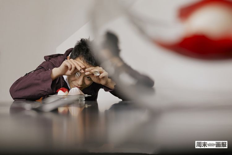 朱亚文西装帅气最新照,朱亚文全黑造型尽显成熟雅致