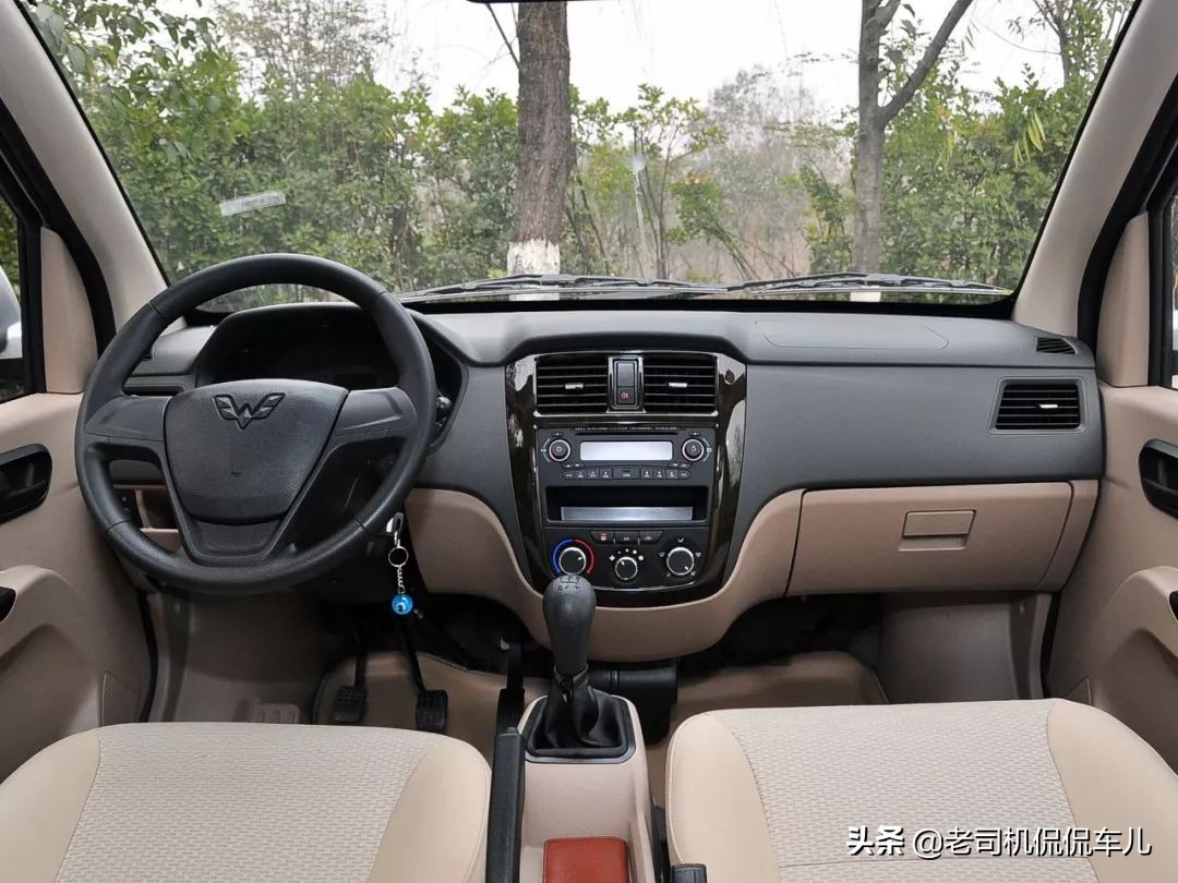 五菱荣光五菱之光比较,五菱荣光和五菱宏光谁的档次高