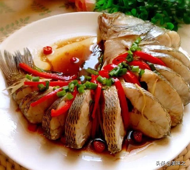 鲈鱼最好吃的做法清蒸鲈鱼,清蒸鲈鱼的做法简单易学味道鲜美