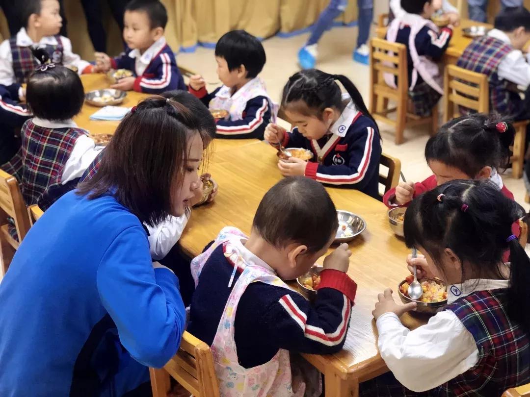 24名成都家长告诉你育文好在哪？受宠爱独生女竟变成贴心大姐姐