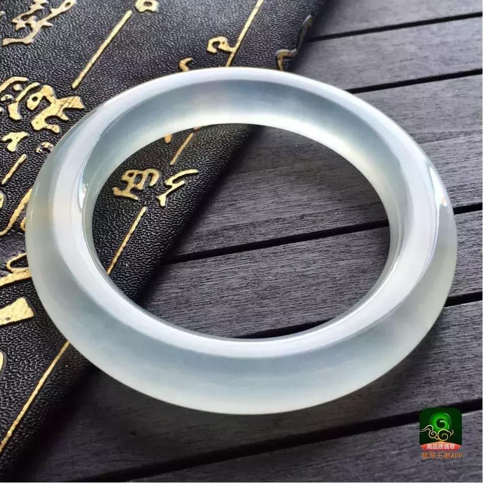 翡翠手镯到底应该戴左手还是右手,翡翠手镯戴哪只手是正确的