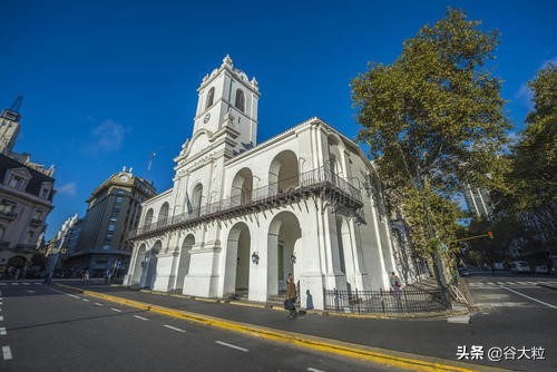 同属美洲大陆一个在南一个在北阿根廷凭啥敢和美国对着干？