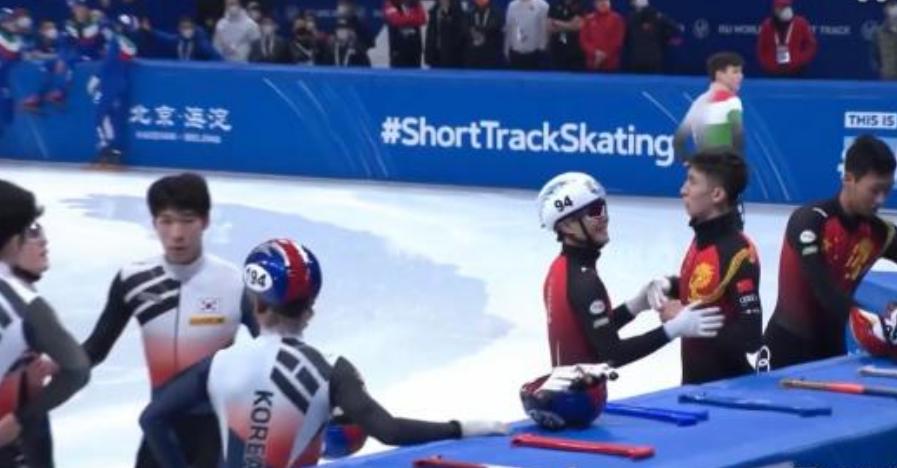中韩短道冲突！武大靖被挑衅想干架，小将抱着拉住他，对手很嚣张