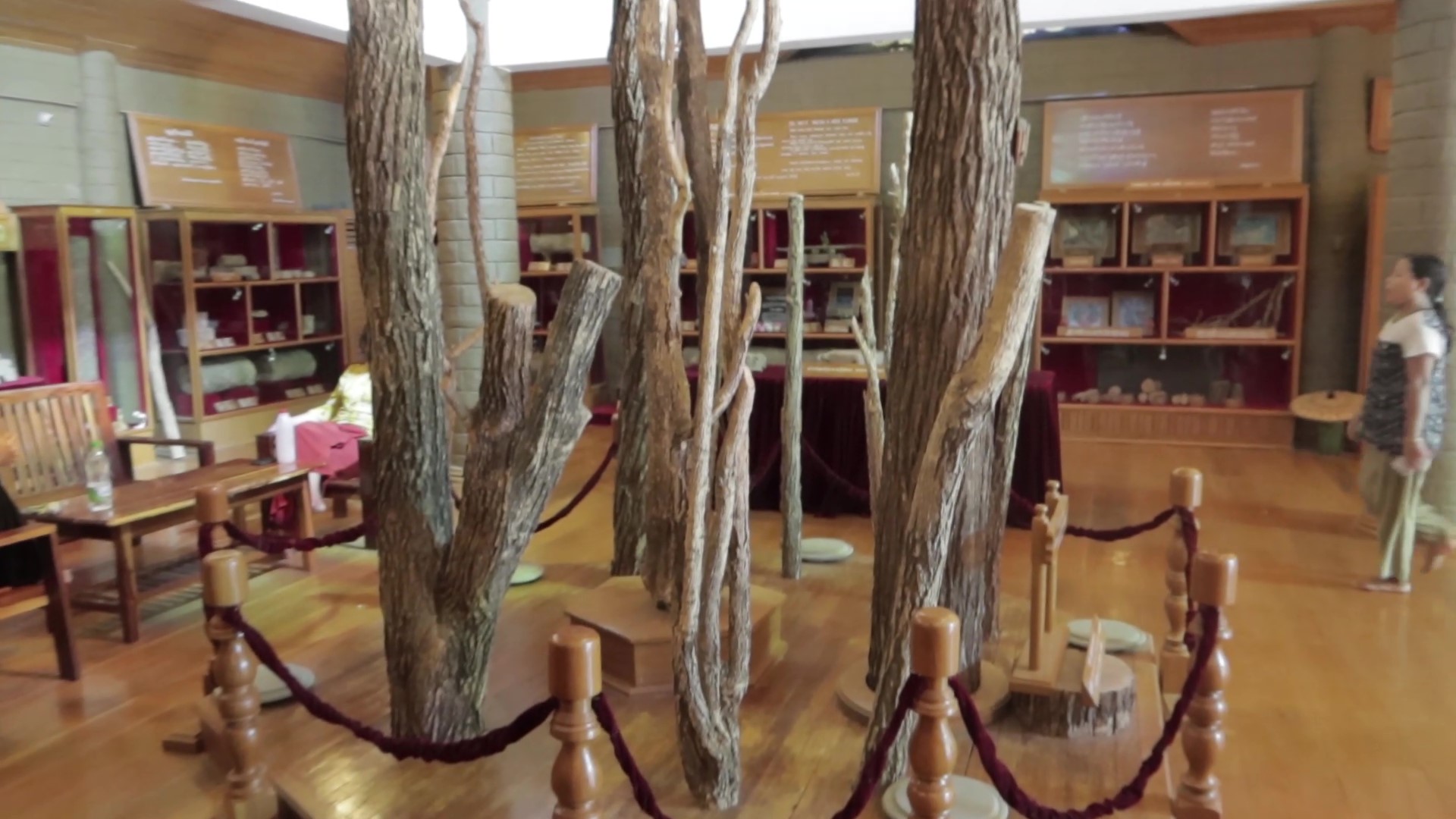 到缅甸你就可以看到满大街的大花脸，哪他们脸上的东西是什么？