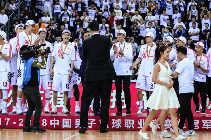 2年前的今天，辽篮夺队史首冠，还记得泣不成声的郭艾伦吗？