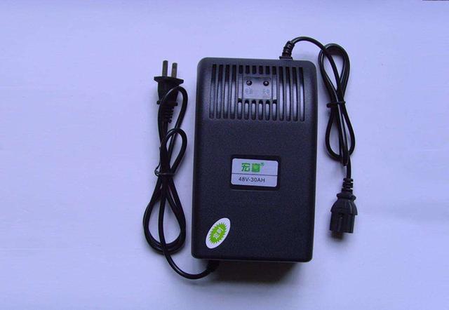 电动车充满后不拔电源浪费电吗,电动车充满后不拔对电瓶有影响吗