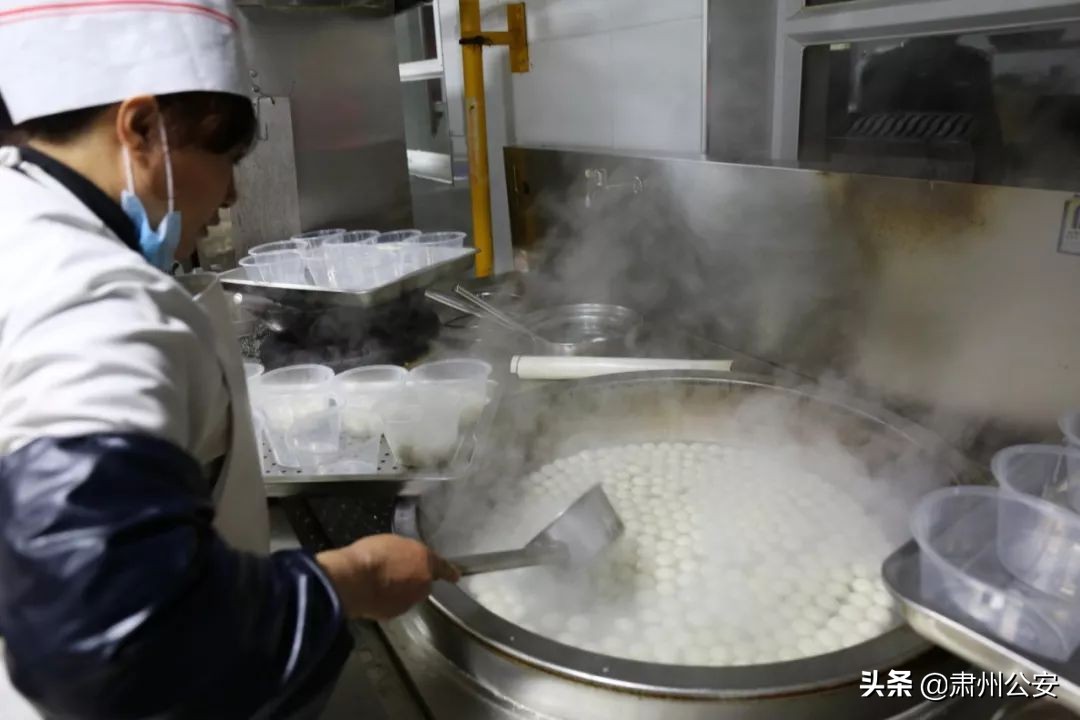 元宵节暖心汤圆送一线抗疫英雄,元宵佳节送汤圆情暖前线防疫人