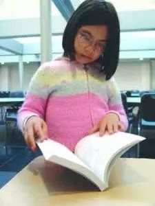 4岁写作，13岁出书怼总统，14岁与霍金同台，这个孩子让人叹服