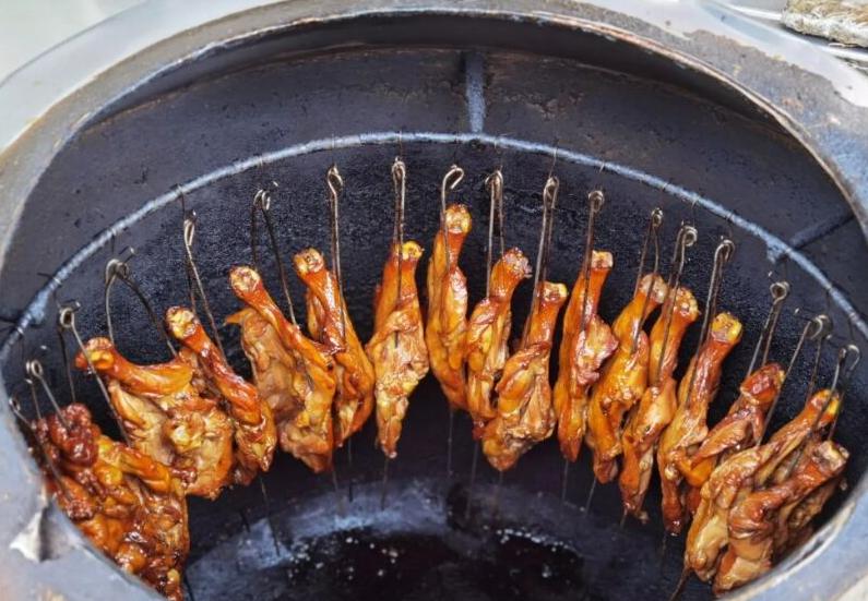 开封大姐卖小吃40年每天排队,开封学校门口小吃