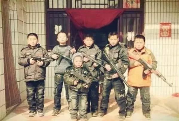 九张折射过年气氛的照片,百张罕见的过年老照片这才是年味