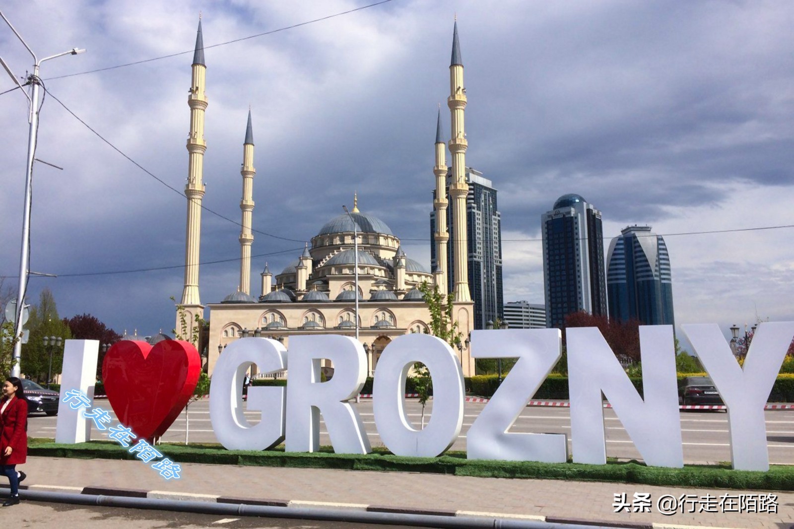 世俗化的车臣穆斯林：不戴头巾还能喝酒，交警都要配AK47