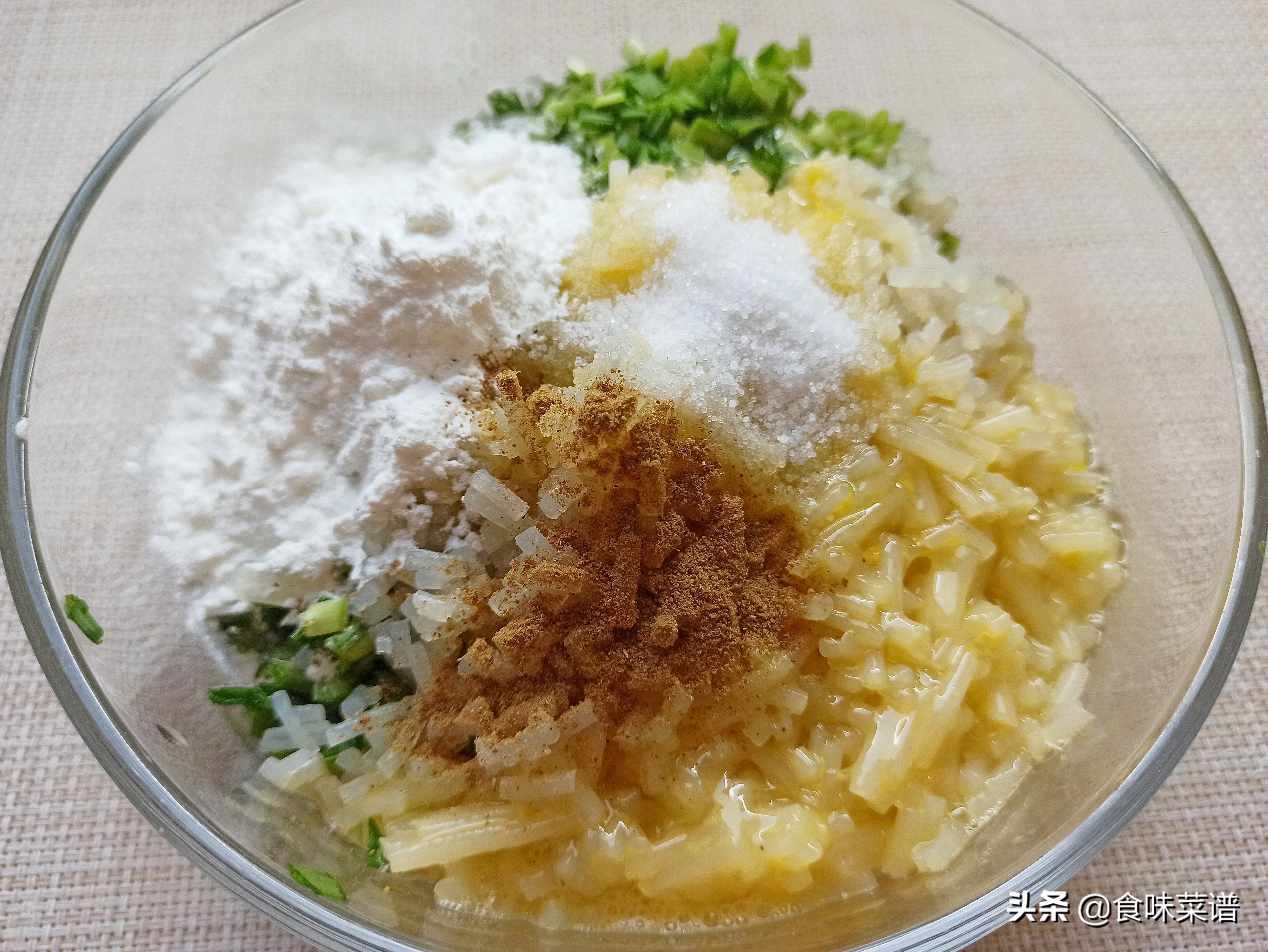 正宗韭菜鸡蛋饼的做法视频,做酥软的韭菜鸡蛋饼