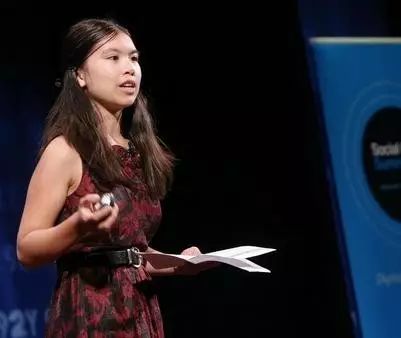 4岁写作，13岁出书怼总统，14岁与霍金同台，这个孩子让人叹服