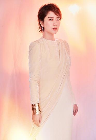 海清黑色礼服迷人短发,海清短发穿衣搭配