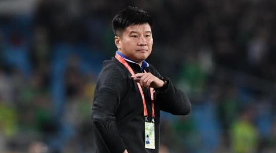 43岁前国足悍将，现为球队副经理，曾交往2名女星，现任貌美如花