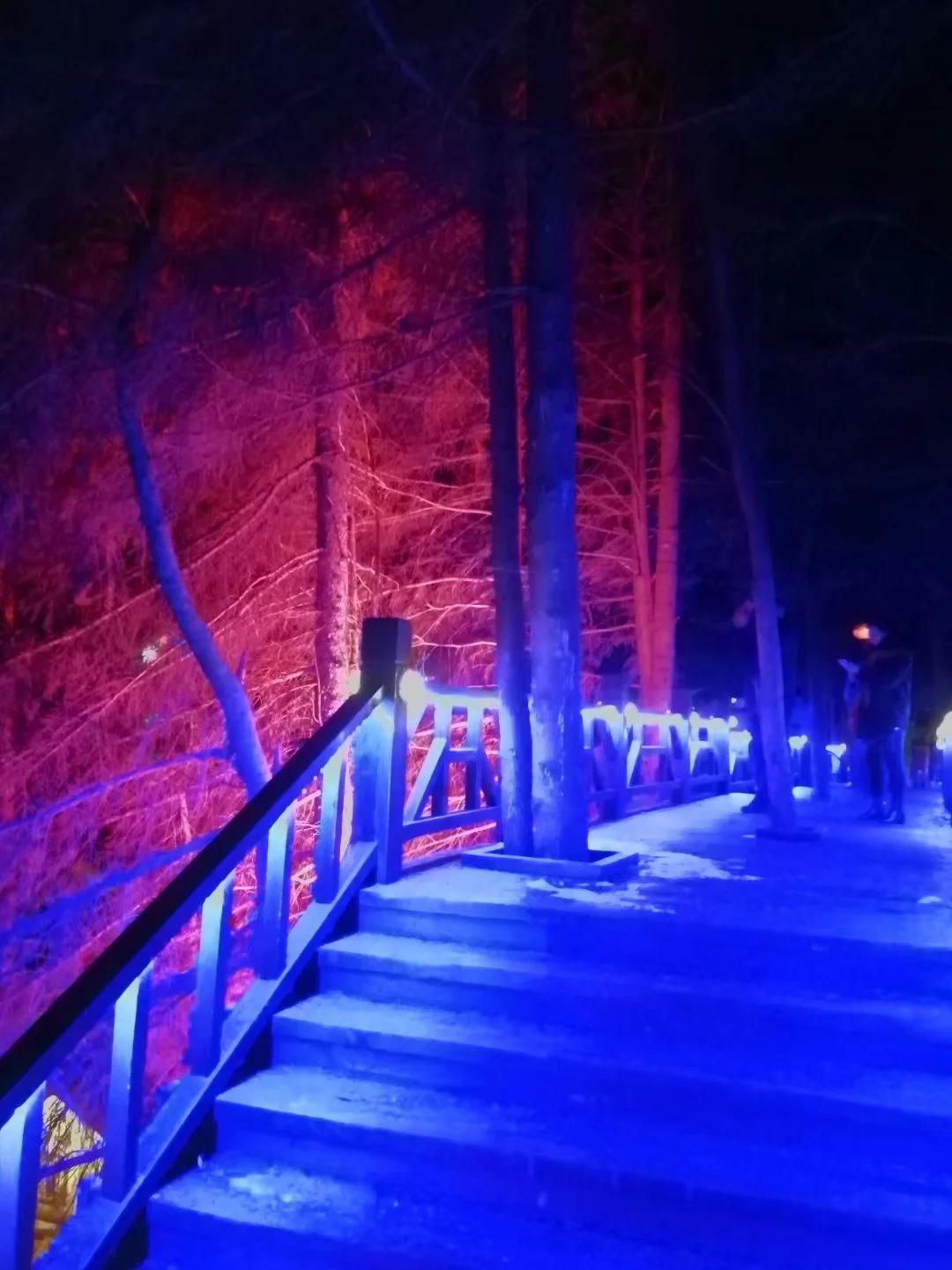 小小双峰冷凝紫气，壮美山河雪掩行踪