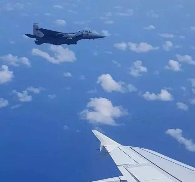 酷航飞新加坡迫降,万米高空飞机垂直坠落