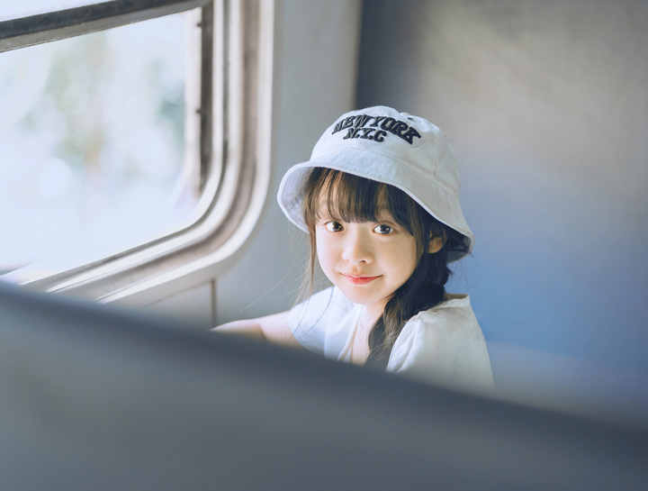 他所拍摄的萌娃温暖人心，满足了你对女儿的全部幻想