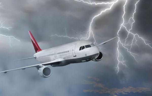 英国飞机遭雷电暴击，居民镜头记录惊人一幕，网友疯传