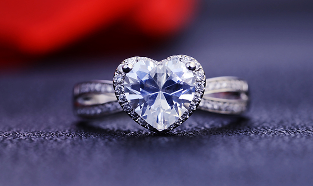 为什么铂金戒指比黄金戒指贵很多,铂金戒指为什么比黄金戒指便宜