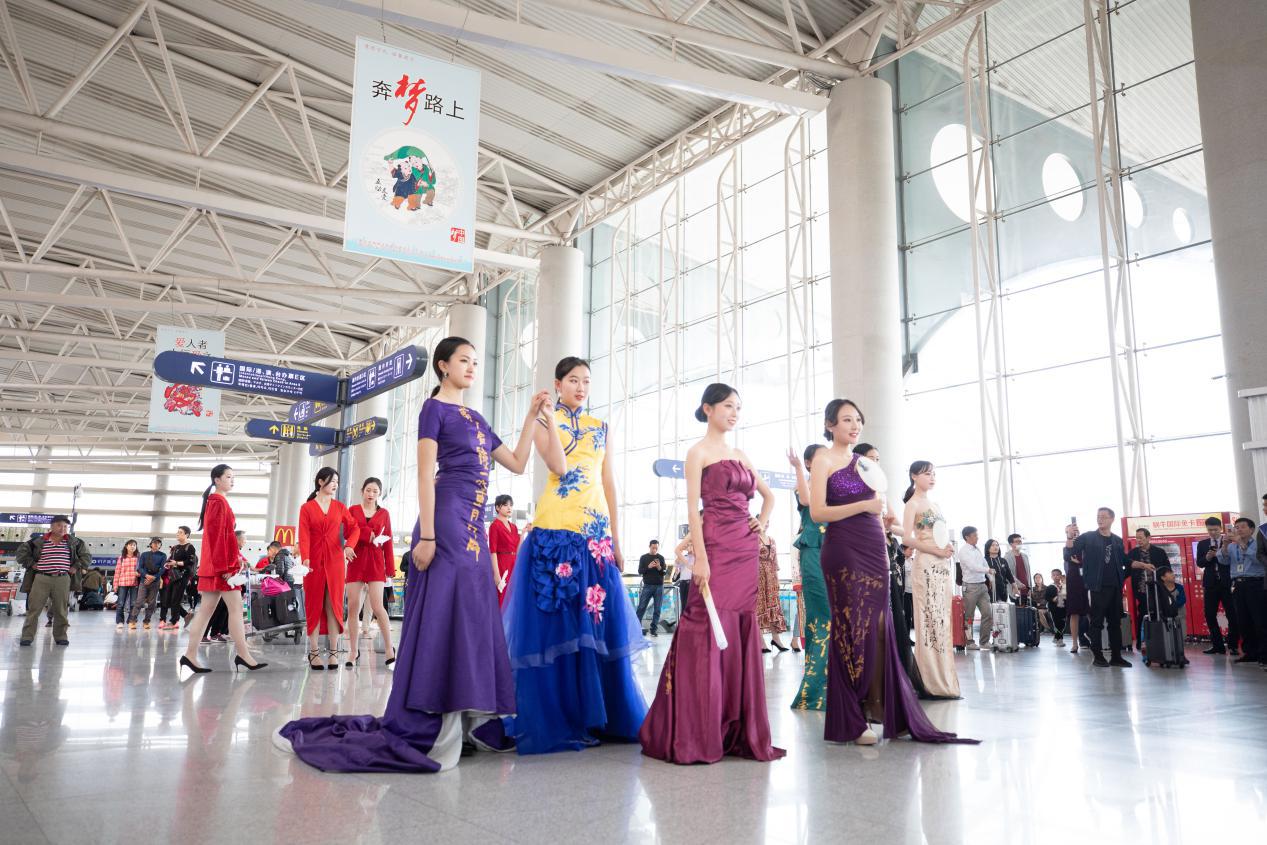 空姐空少变脸原视频,空少空姐霸气进场