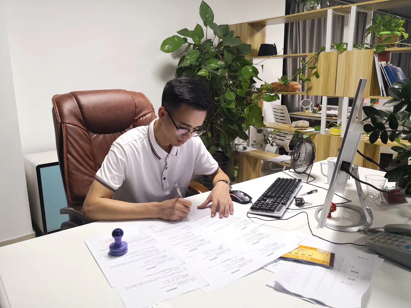 广西东兰县两贫困大学生带着年入500万元的公司毕业