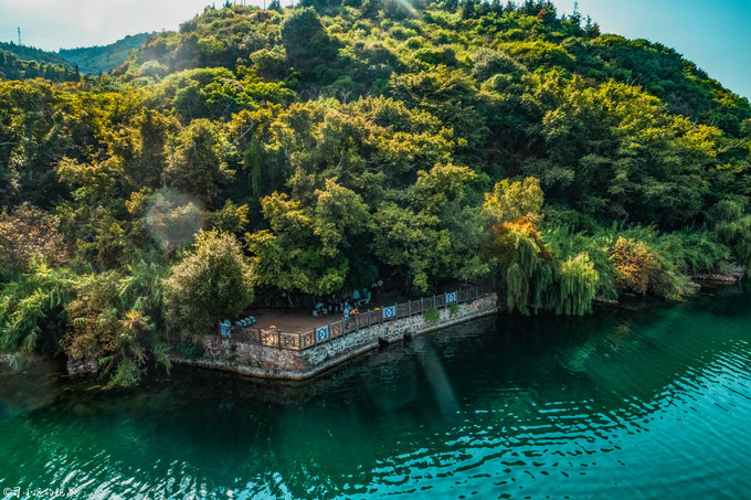 在高山湖泊边拍摄的风景照片湖底,绝美天池风光摄影照片