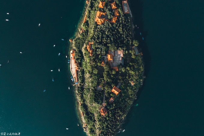 在高山湖泊边拍摄的风景照片湖底,绝美天池风光摄影照片