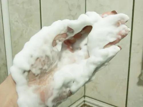 头发越洗越秃洗发水怎么选,洗发水没选对把头发洗秃了