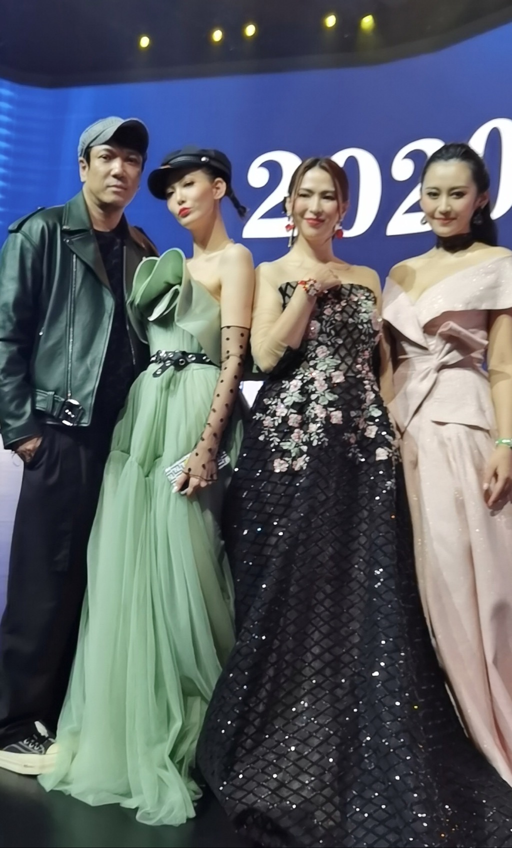 慈造姐姐盛装亮相华鼎奖李彩桦梁琤环姐于易洲担任颁奖嘉宾