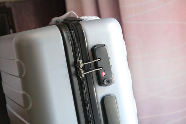 20寸行李箱选择拉链还是卡扣,潮男20寸登机箱怎么选