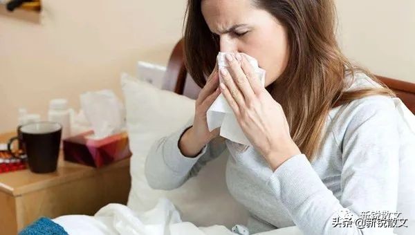 食指背面有裂口又疼又痒怎么回事,嘴唇裂开一道口子起泡