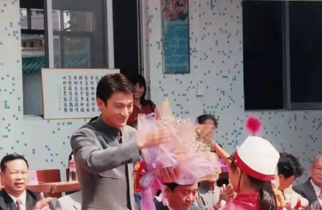 刘德华回乡拜祭祖宗的故事,刘德华回老家认祖归宗争地