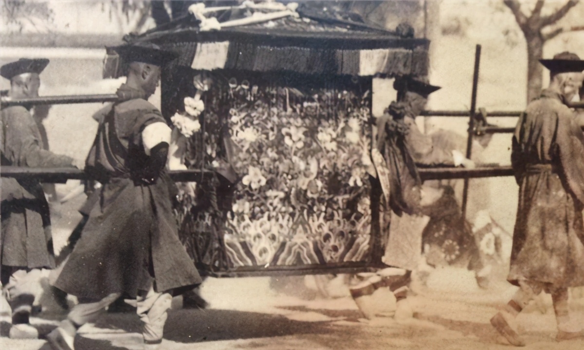 她15岁靠三寸金莲嫁入豪门,15岁女子靠三寸金莲嫁入豪门