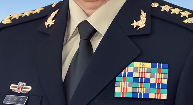 教你如何识别我军军官的级别大小，只看胸前的资历章就行了
