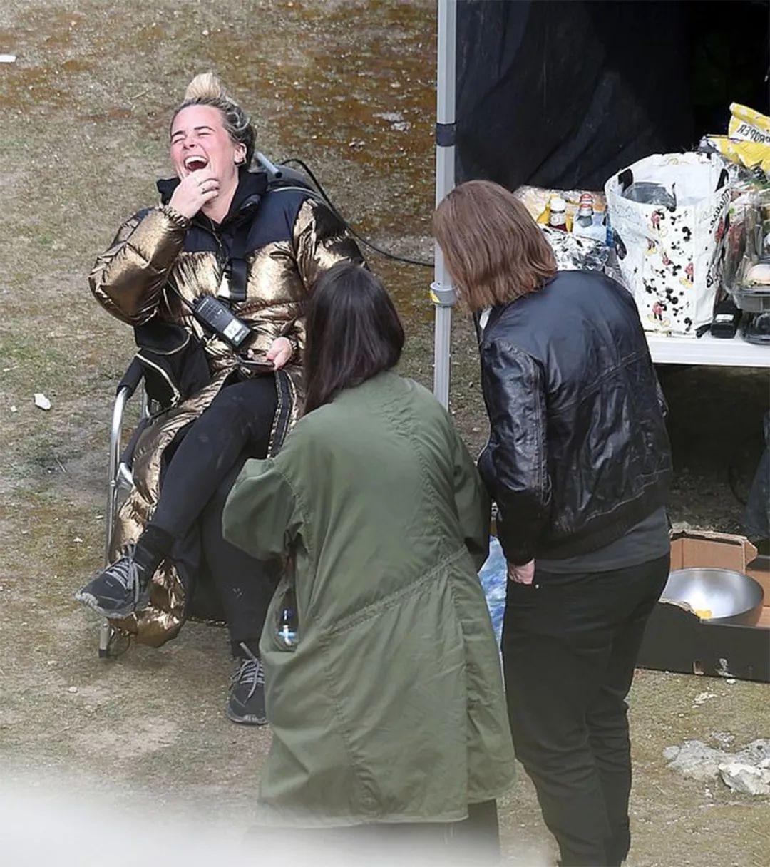 贝克汉姆上街穿搭,年轻时贝克汉姆西装帅气