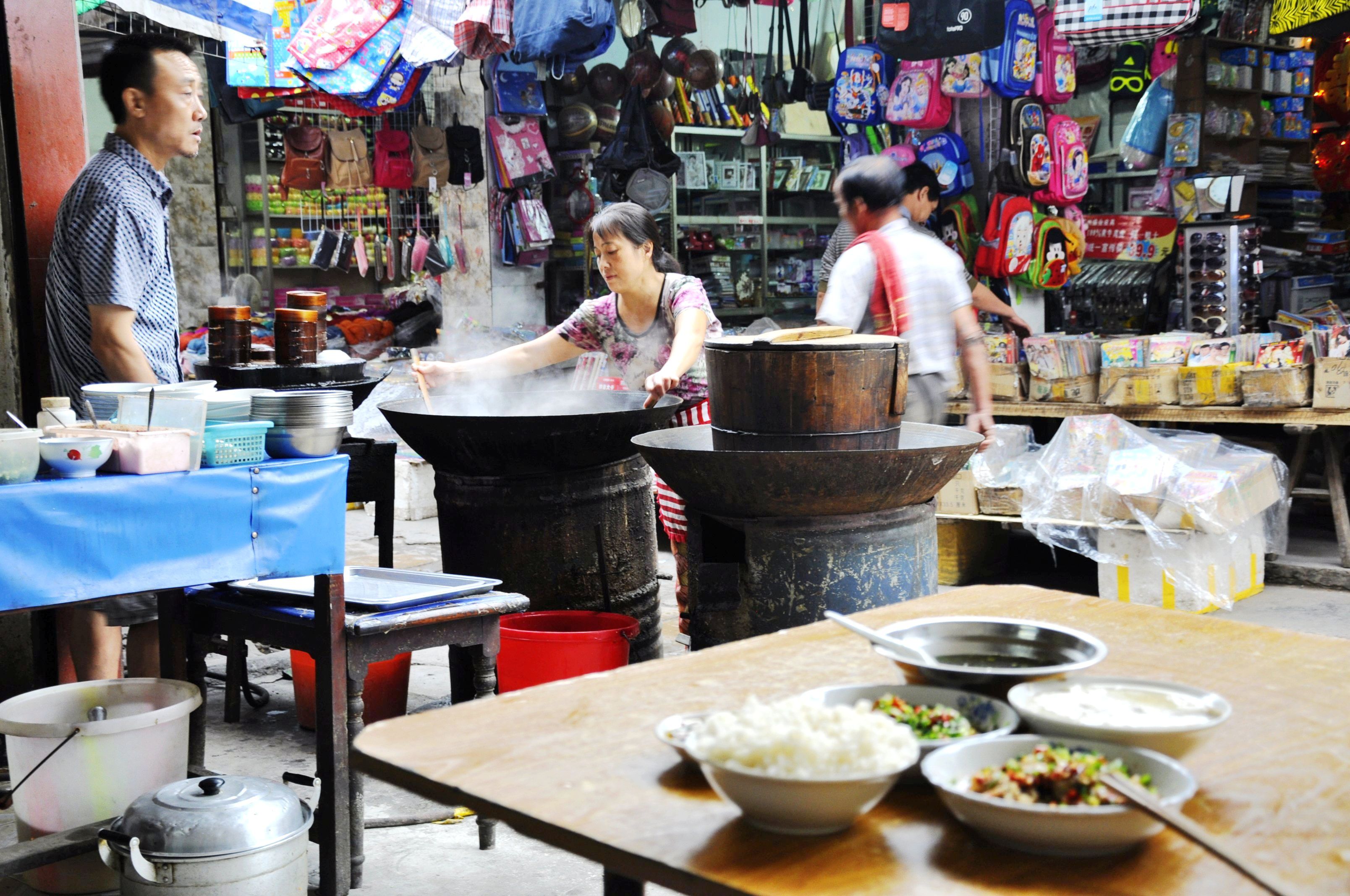 牛佛烘肘吃出梁山好汉的气魄