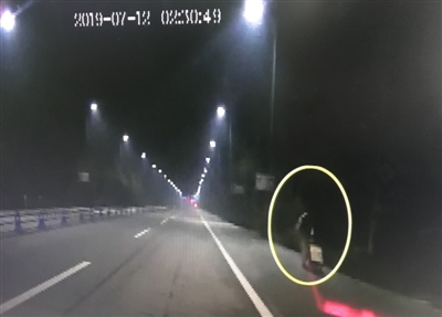 男子落魄回乡,男子回乡路上遇困难