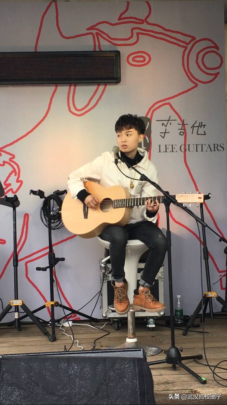 武汉光谷路人唱歌,武汉光谷街头艺人唱的歌